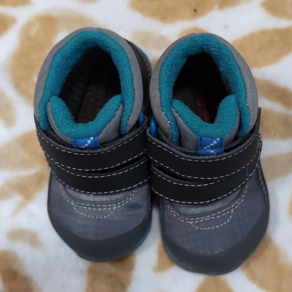 THINSULATE  .Kids Gray and Black Shoes.